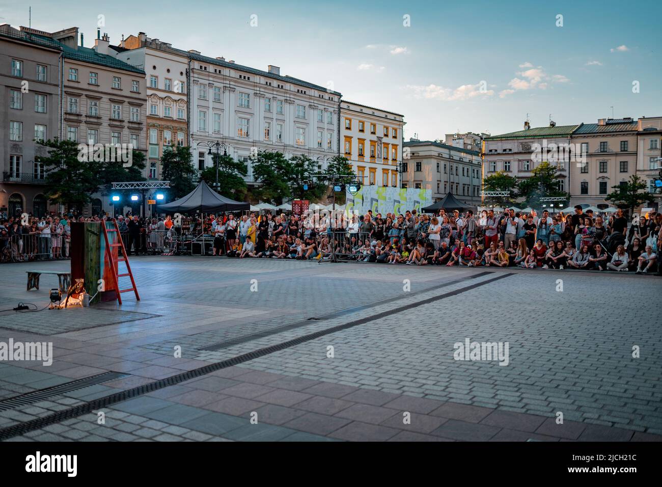 Mitglieder des Feuerwehrtheaters Mandragora treten im Rahmen der jährlichen Noc Teatrów (Nacht des Theaters)-Veranstaltung in Kraków auf. Stockfoto