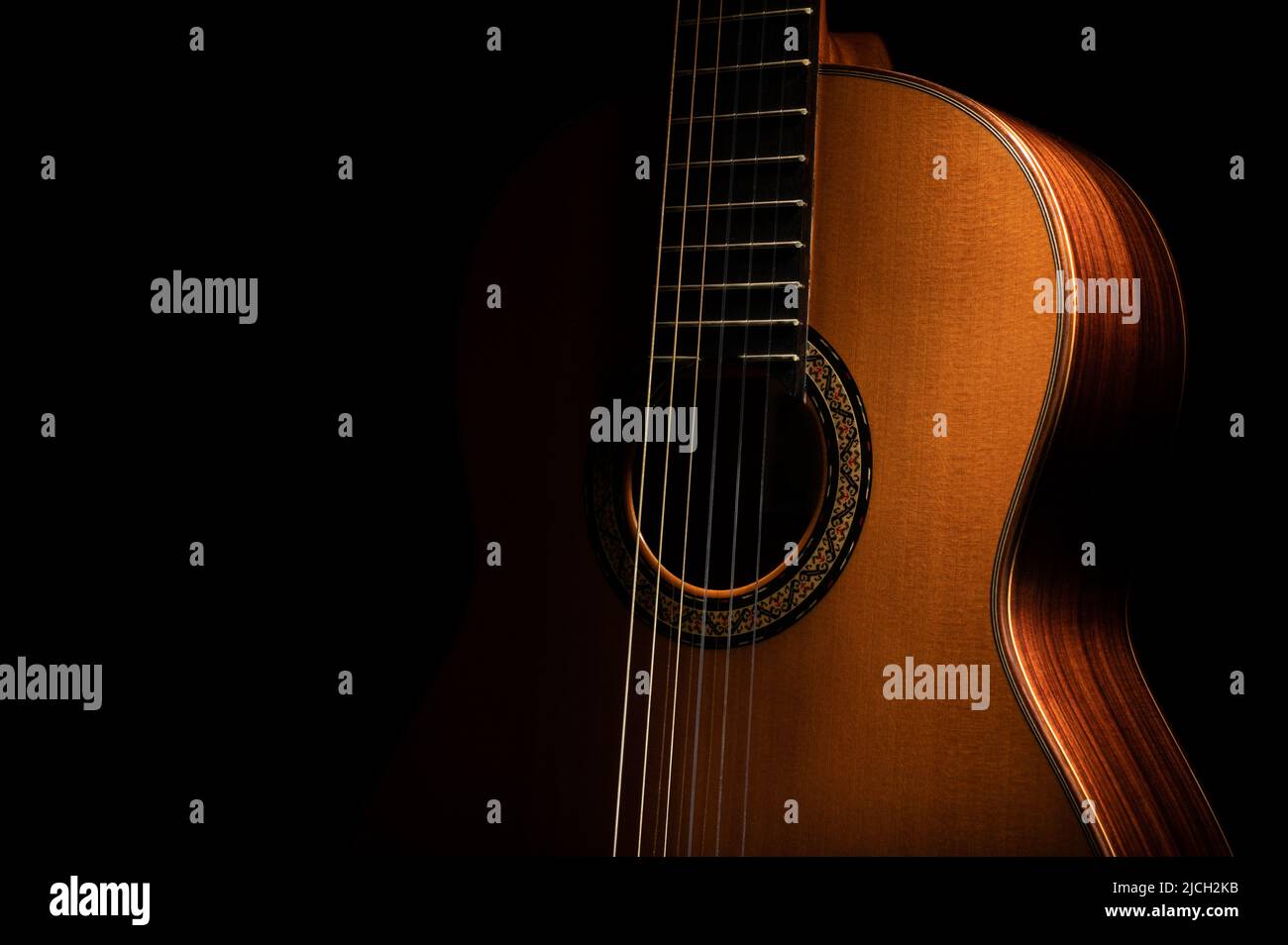 Klassische Gitarre auf schwarzem Hintergrund mit negativem Platz für Kopie Stockfoto