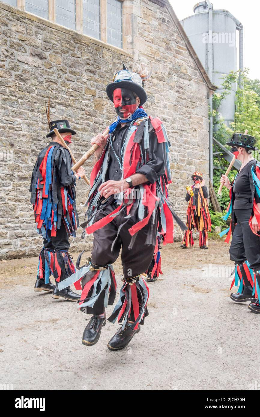 Flagcracker von Craven Border morris-Seite in bunten Stoffjacken beim Tag der offenen Farm in Kappelside in Rathmell, 12.. Juni 2022, Stockfoto