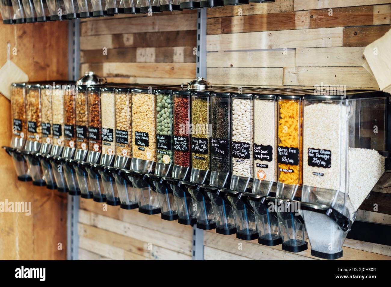 Umweltfreundliche Zero Waste Shop. Dispenser für Getreide, Nüsse und Körner in nachhaltigem Kunststoff-Lebensmittelgeschäft. Bio-Lebensmittel. Einkaufen im kleinen l Stockfoto