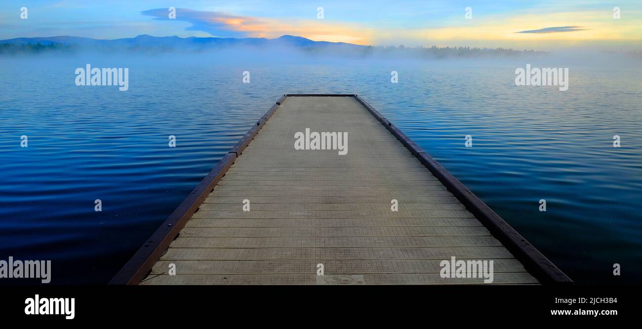 Dock schwimmend auf See mit frühen Morgennebel Stockfoto