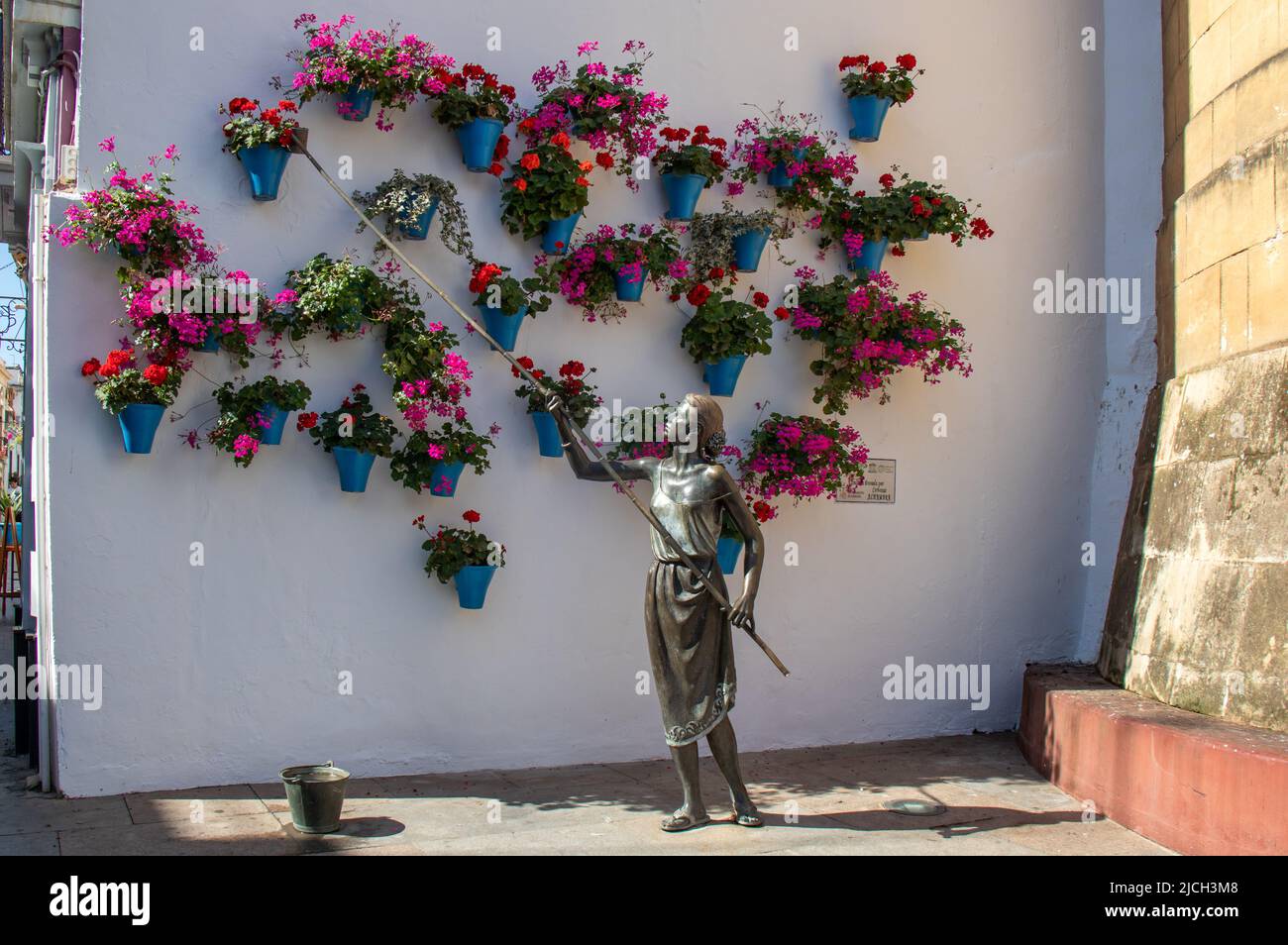 Homenaje a la mujer que riega y cuida los patios de flores en primavera, Córdobna, España Stockfoto