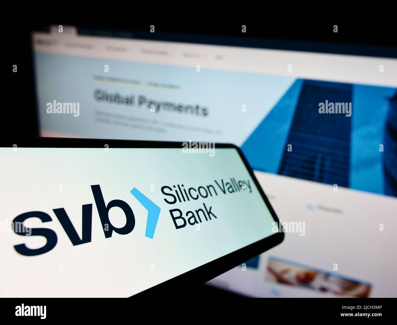 Smartphone mit Website des US-Finanzunternehmens Silicon Valley Bank (SVB) auf dem Bildschirm vor dem Logo. Konzentrieren Sie sich auf die Mitte des Telefondisplays. Stockfoto