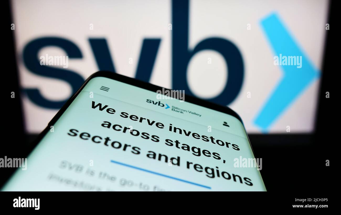 Mobiltelefon mit Webseite des amerikanischen Finanzunternehmens Silicon Valley Bank (SVB) auf dem Bildschirm vor dem Logo. Konzentrieren Sie sich auf die obere linke Seite des Telefondisplays. Stockfoto