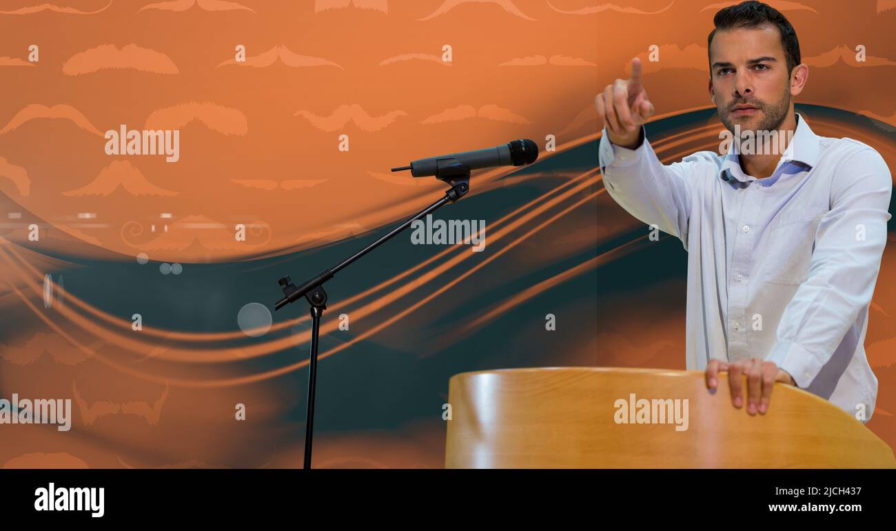 Kaukasischer Mann auf dem Podium, der auf digitale Wellen auf orangefarbenem Hintergrund mit Kopierraum zeigt Stockfoto