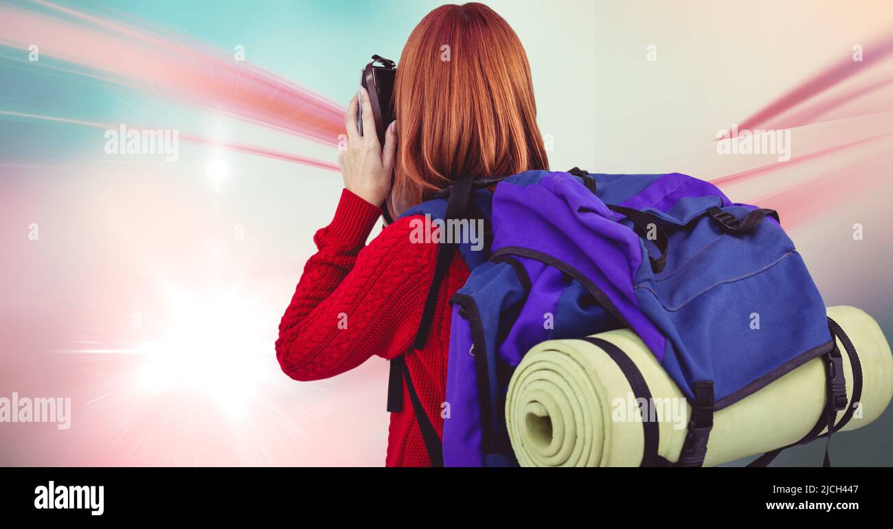 Rückansicht der Frau mit Rucksack Trekking gegen Copy Space auf rosa Hintergrund Stockfoto