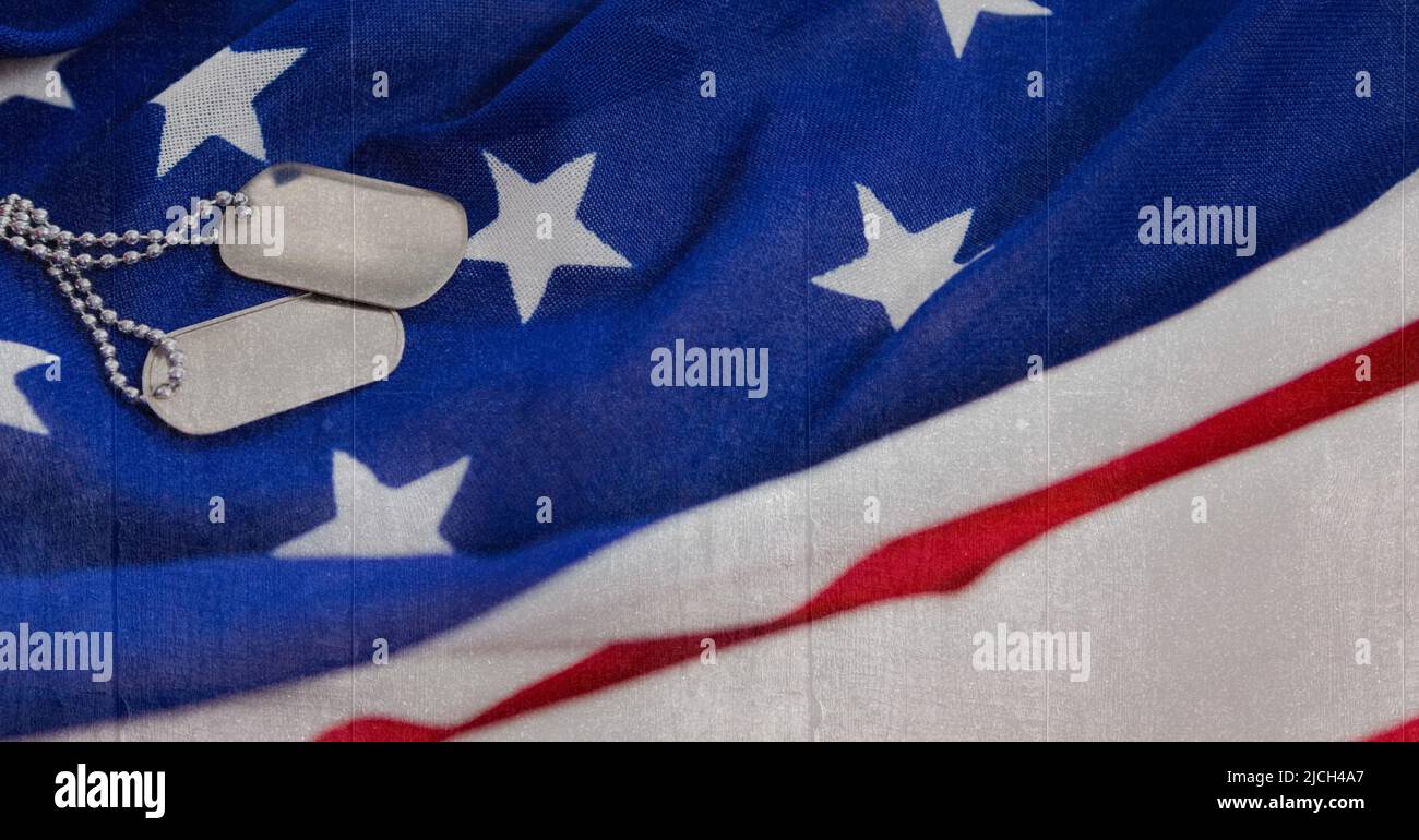 Militärhund-Tags über dem hintergrund der amerikanischen Flagge mit Kopierbereich Stockfoto