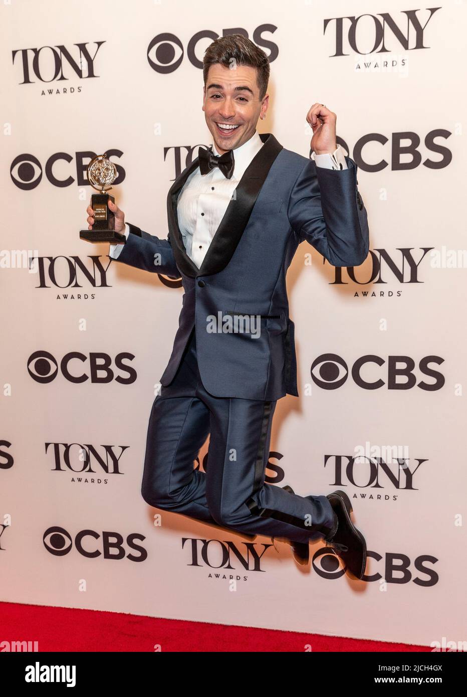 New York, NY - 12. Juni 2022: Matt Doyle posiert im Presseraum, nachdem er in der Radio City Music Hall den Titel „Bester Hauptdarsteller, Musical“ gewonnen hat Stockfoto