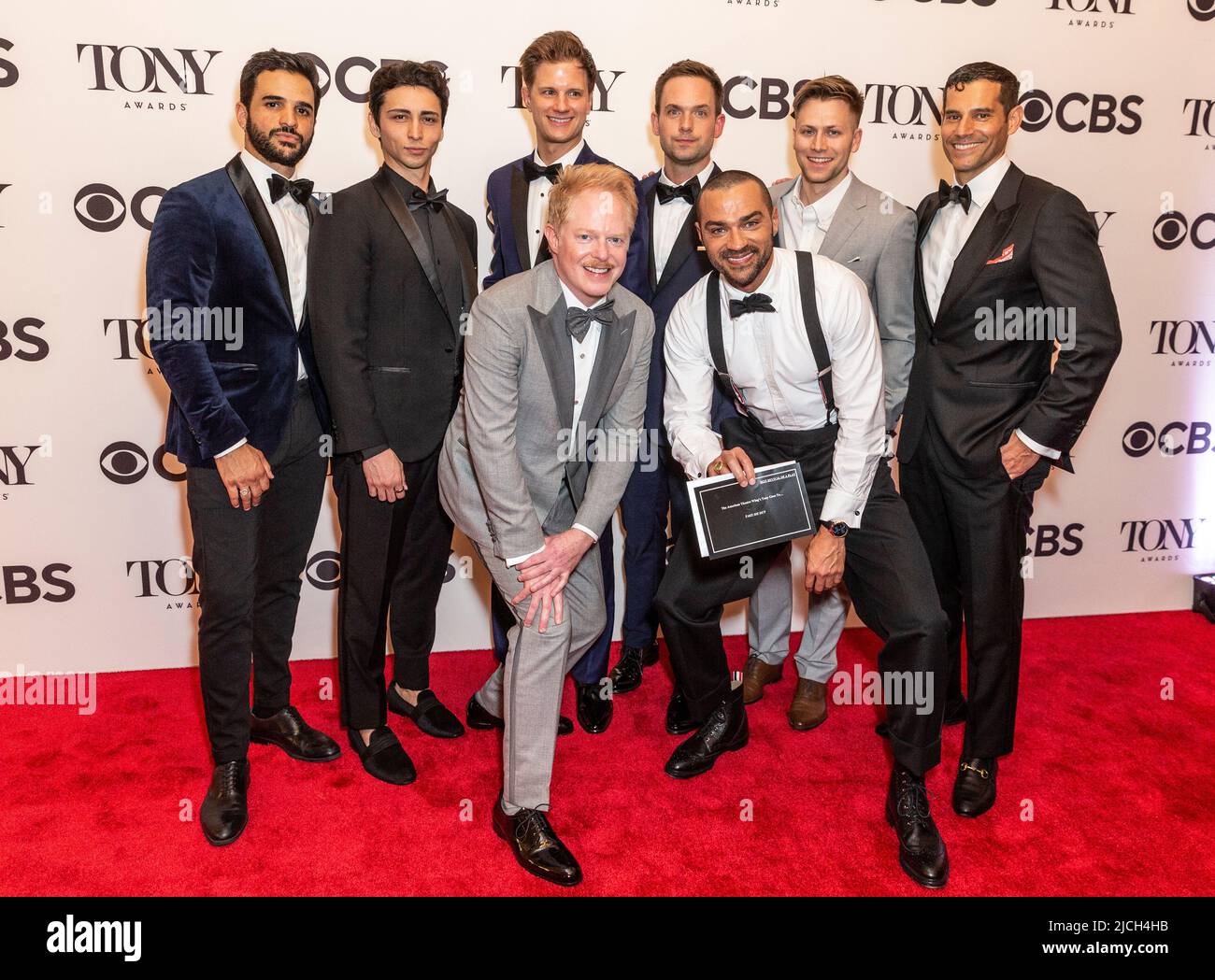 New York, NY - 12. Juni 2022: Die Besetzung von „Take Me Out“-Posen im Presseraum, nachdem sie die beste Wiederbelebung eines Spiels in der Radio City Hall gewonnen hatte Stockfoto