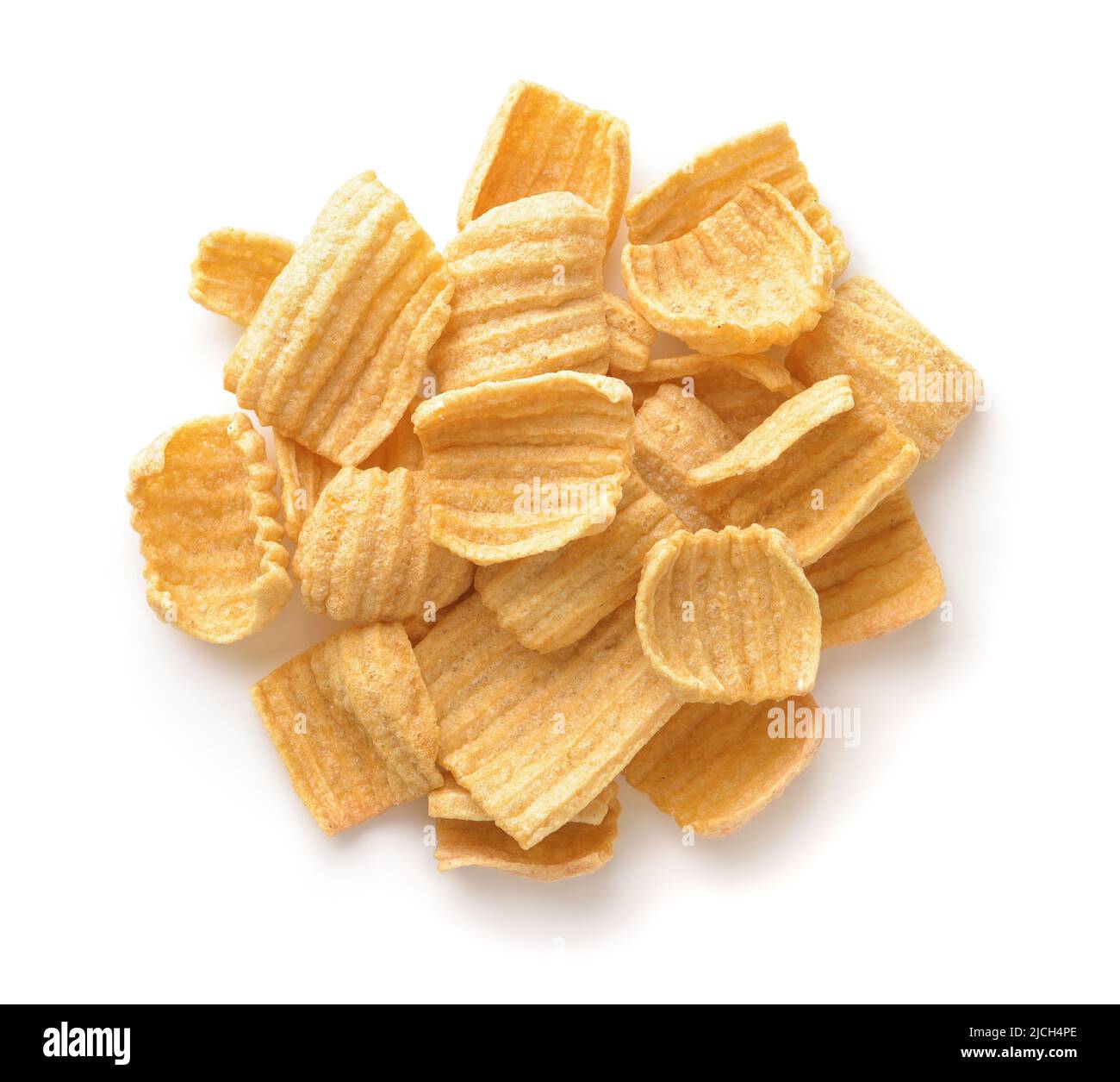 Draufsicht auf gepuffte gekräuselte Chips isoliert auf Weiß Stockfoto