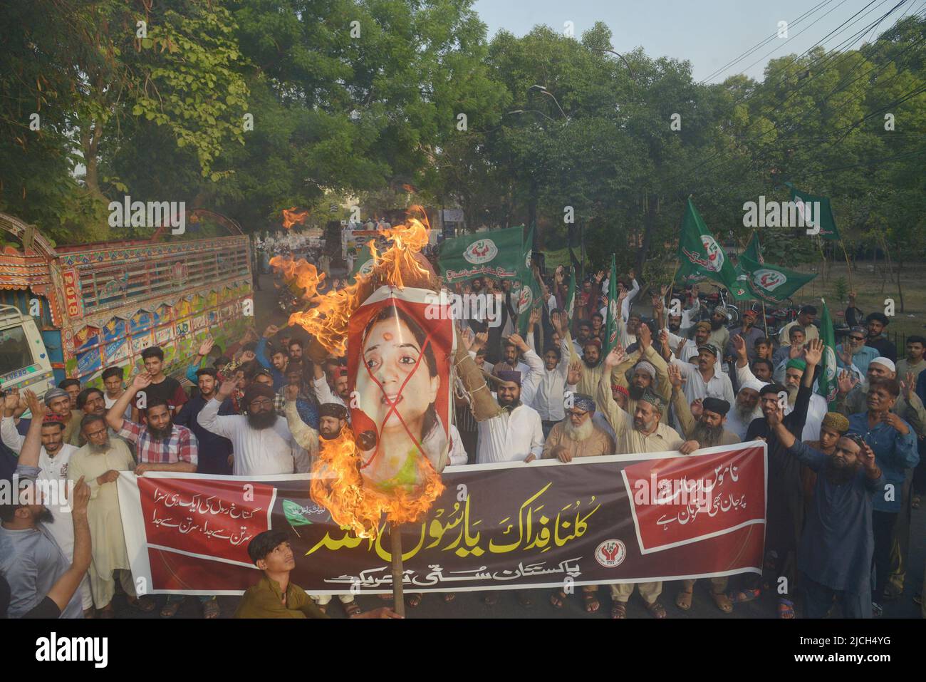 Lahore, Pakistan. 12.. Juni 2022. Aktivisten der pakistanischen Sunniten Tehreek und Shubban Khatm e Nabuwat rufen Slogans, während sie ein Abbild verbrennen, das die ehemalige Sprecherin der Bharatiya Janata Party, Nupur Sharma, während eines Protestes gegen Sharmas Äußerungen zum Propheten Mohammed in Lahore, Pakistan, am 12. Juni 2022 darstellt. (Foto von Rana Sajid Hussain/Pacific Press/Sipa USA) Quelle: SIPA USA/Alamy Live News Stockfoto