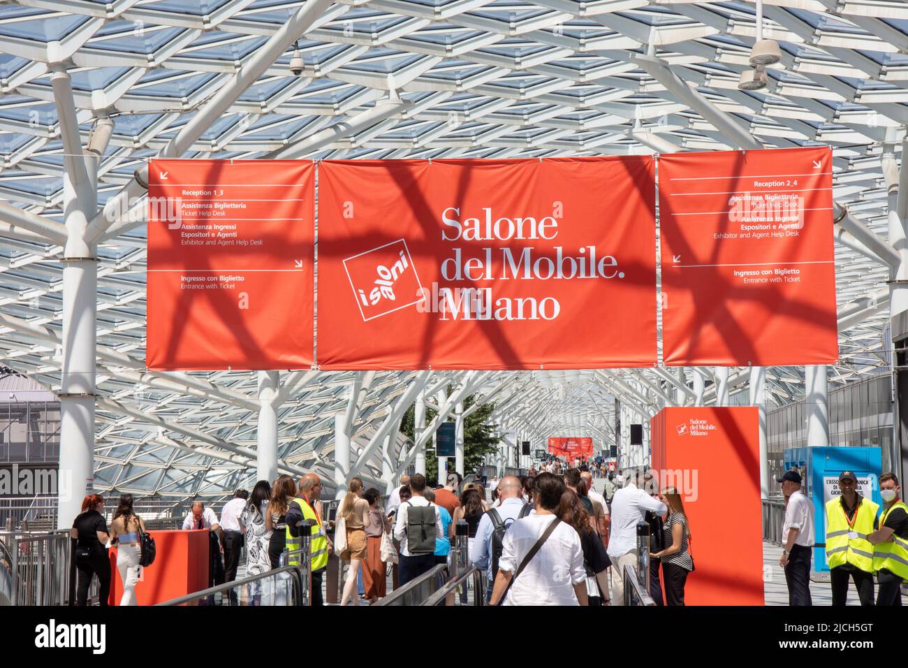 Mailand, Italien - juni 12 2022 - Salone del Mobile auf der Fiera Milano Rho - Besucher der Pavillons Stockfoto