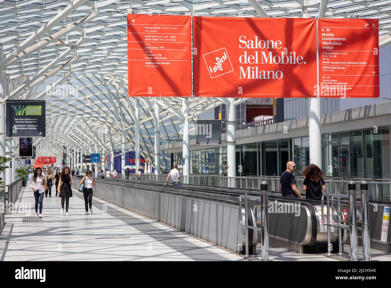 Mailand, Italien - juni 12 2022 - Salone del Mobile auf der Fiera Milano Rho - Besucher der Pavillons Stockfoto