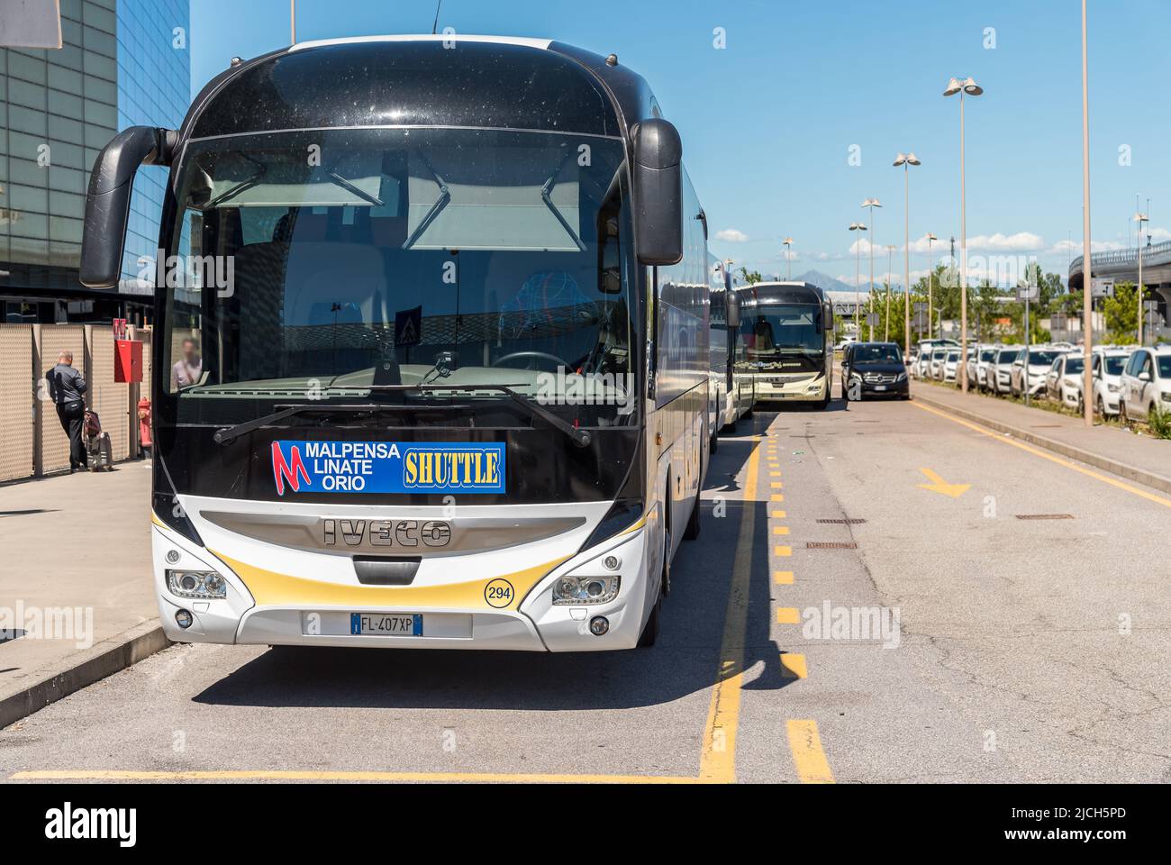 Rho, Lombardei, Italien - 9. Juni 2022: Shuttle-Bus-Haltestelle vor der Mailänder Messe. Flughafen Shuttle Service Bus. Stockfoto