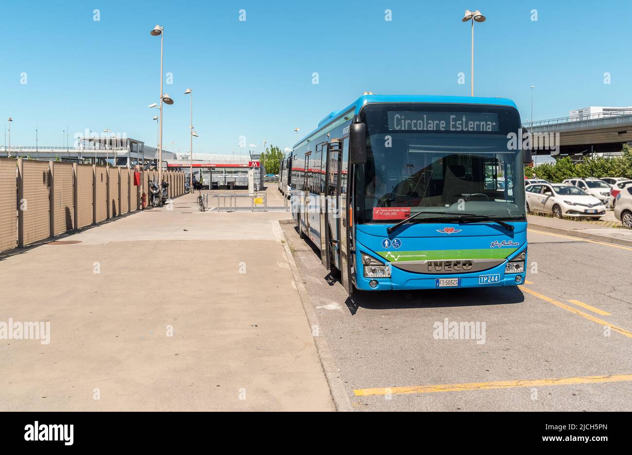 Rho, Lombardei, Italien - 9. Juni 2022: Shuttle Service Bus an der Haltestelle in der Messe von Mailand in Rho. Stockfoto