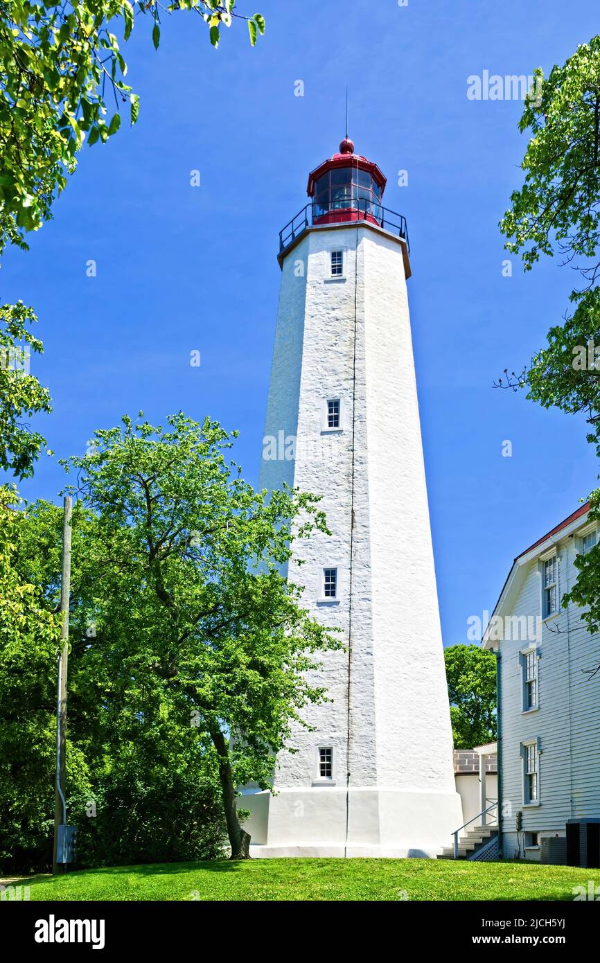 Sandy Hook Lighthouse befindet sich in Fort Hancock, New Jersey und wurde am 11. Juni 1764 zum ersten Mal beleuchtet. Der Leuchtturm ist Teil der Sandy Hook Unit of Gate Stockfoto