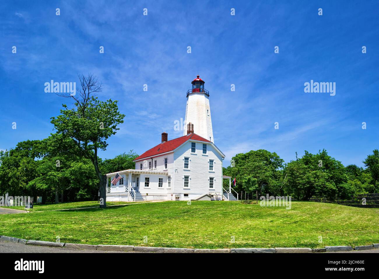 Sandy Hook Lighthouse Turm und Hausgebäude. Sandy Hook liegt in Highlands im Monmouth County in New Jersey, USA. Stockfoto