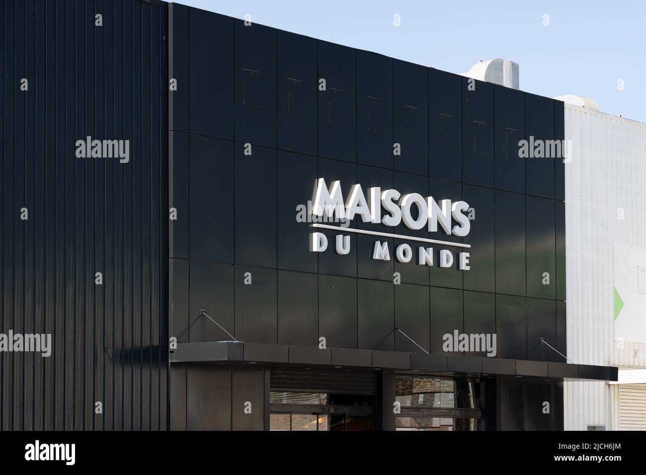 MASSANASSA, SPANIEN - 06. JUNI 2022: Maisons du Monde ist ein französisches Möbel- und Einrichtungsunternehmen Stockfoto
