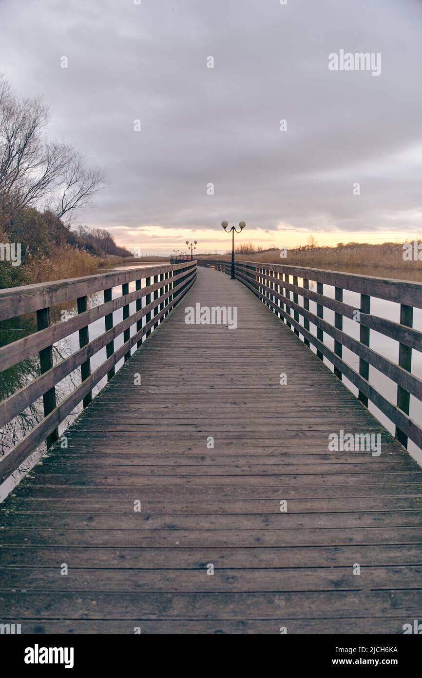 Holzpromenade im Dorf Yantarniy. Park Holzweg. Gebiet von Königsberg Stockfoto