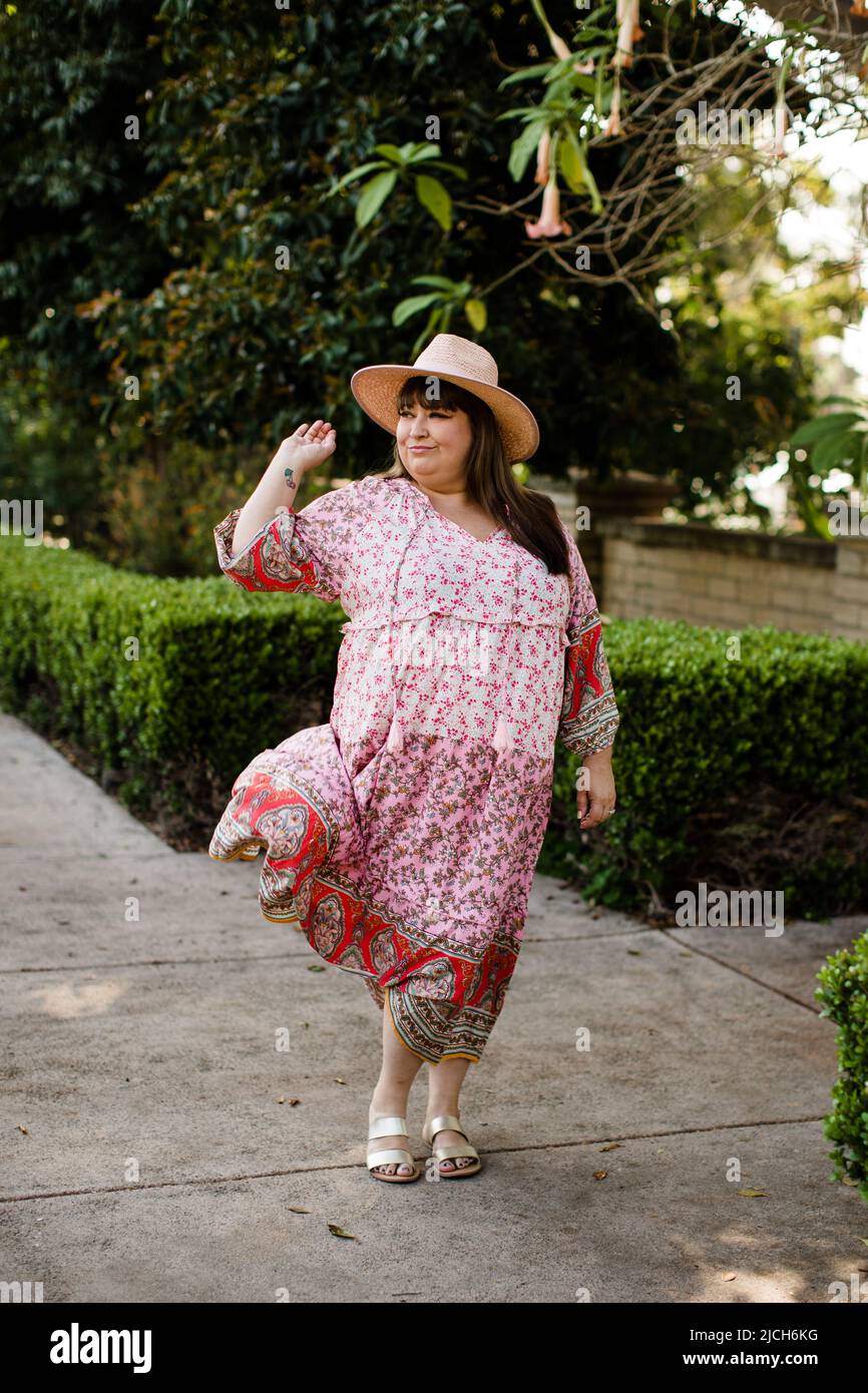 Plus Size Modeling trägt Maxi Kleid & Hut in San Diego Stockfoto