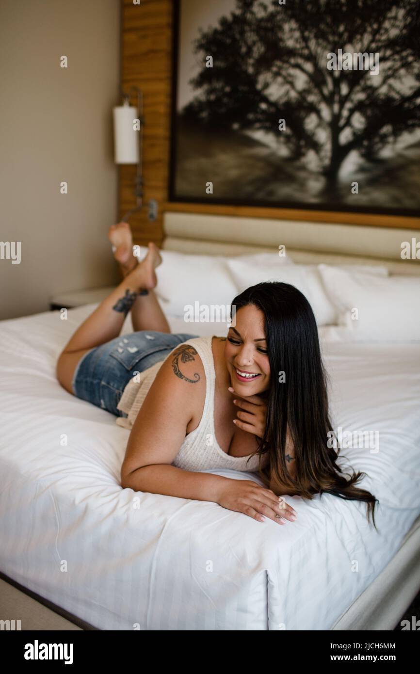 Mexikanisches Model mit Oberteil und Denim-Shorts im Hotel in San Diego Stockfoto