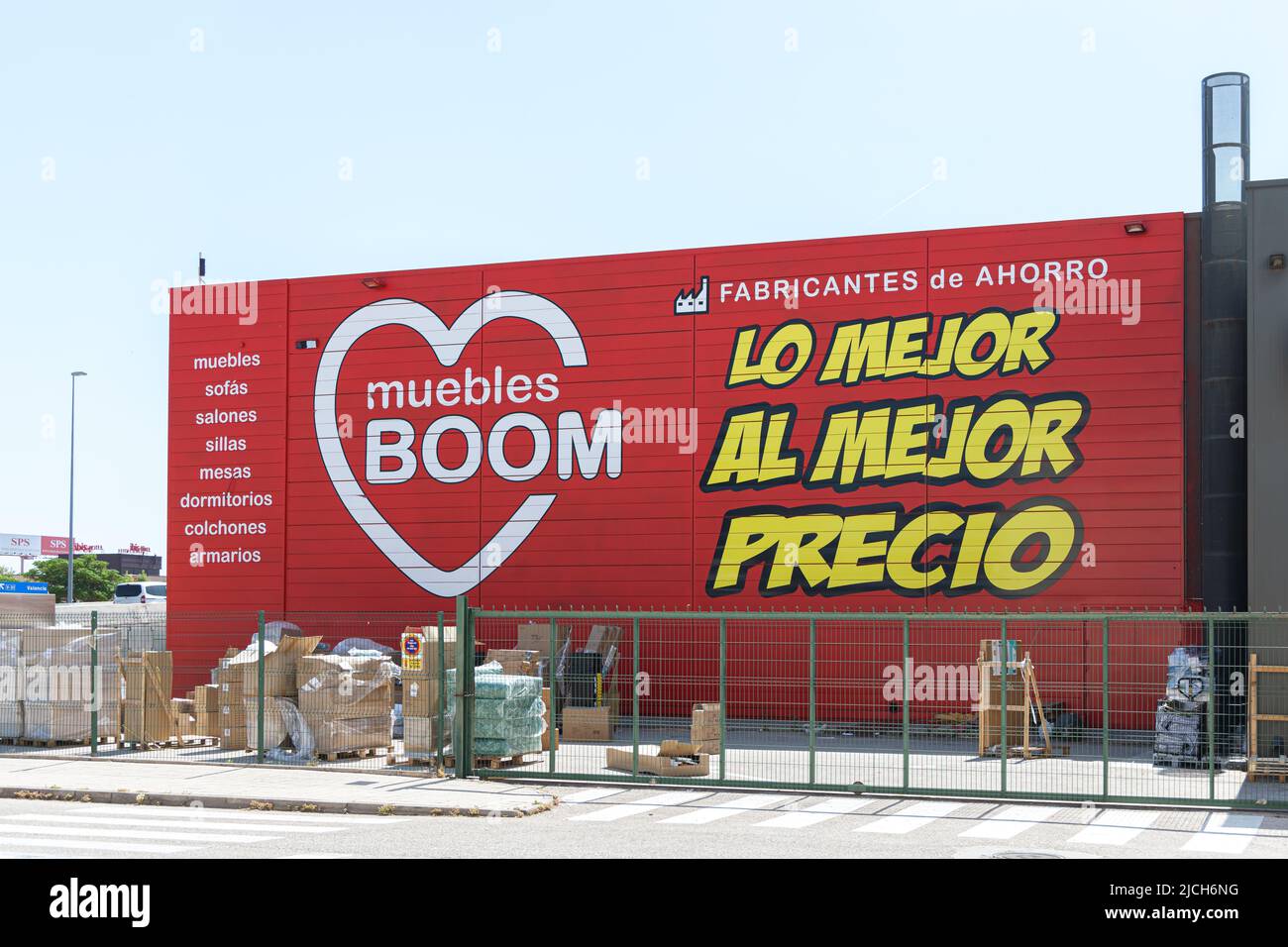ALFAFAR, SPANIEN - 06. JUNI 2022: Muebles Boom ist eine spanische Billigmöbelkette Stockfoto