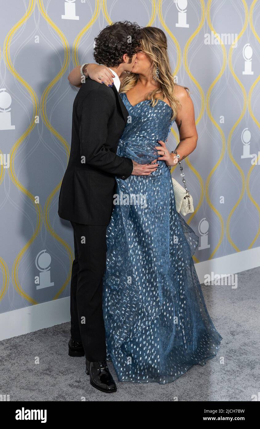 12. Juni 2022, New York, New York, USA: Darren Criss und Mia Swer besuchen 75. TONY Awards in der Radio City Music Hall (Bildquelle: © Lev Radin/Pacific Press via ZUMA Press Wire) Stockfoto 12. Juni 2022, New York, New York, USA: Darren Criss und Mia Swer besuchen 75. TONY Awards in der Radio City Music Hall (Bildquelle: © Lev Radin/Pacific Press via ZUMA Press Wire) Stockfoto