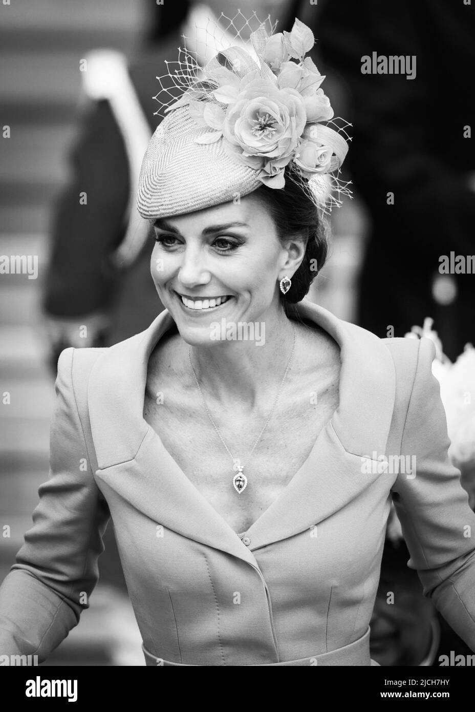 BITTE BEACHTEN SIE, DASS DIESES BILD IN SCHWARZWEISS KONVERTIERT WURDE. Die Herzogin von Cambridge nimmt am jährlichen Orden des Garter Service in der St. George's Chapel, Windsor Castle, Teil. Bilddatum: Montag, 13. Juni 2022. Stockfoto