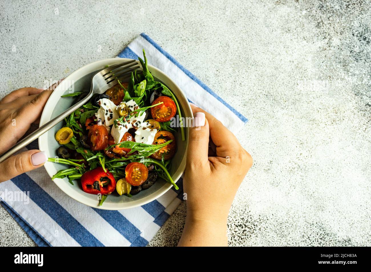 Gesunder Gemüsesalat mit Feta-Käse Stockfoto