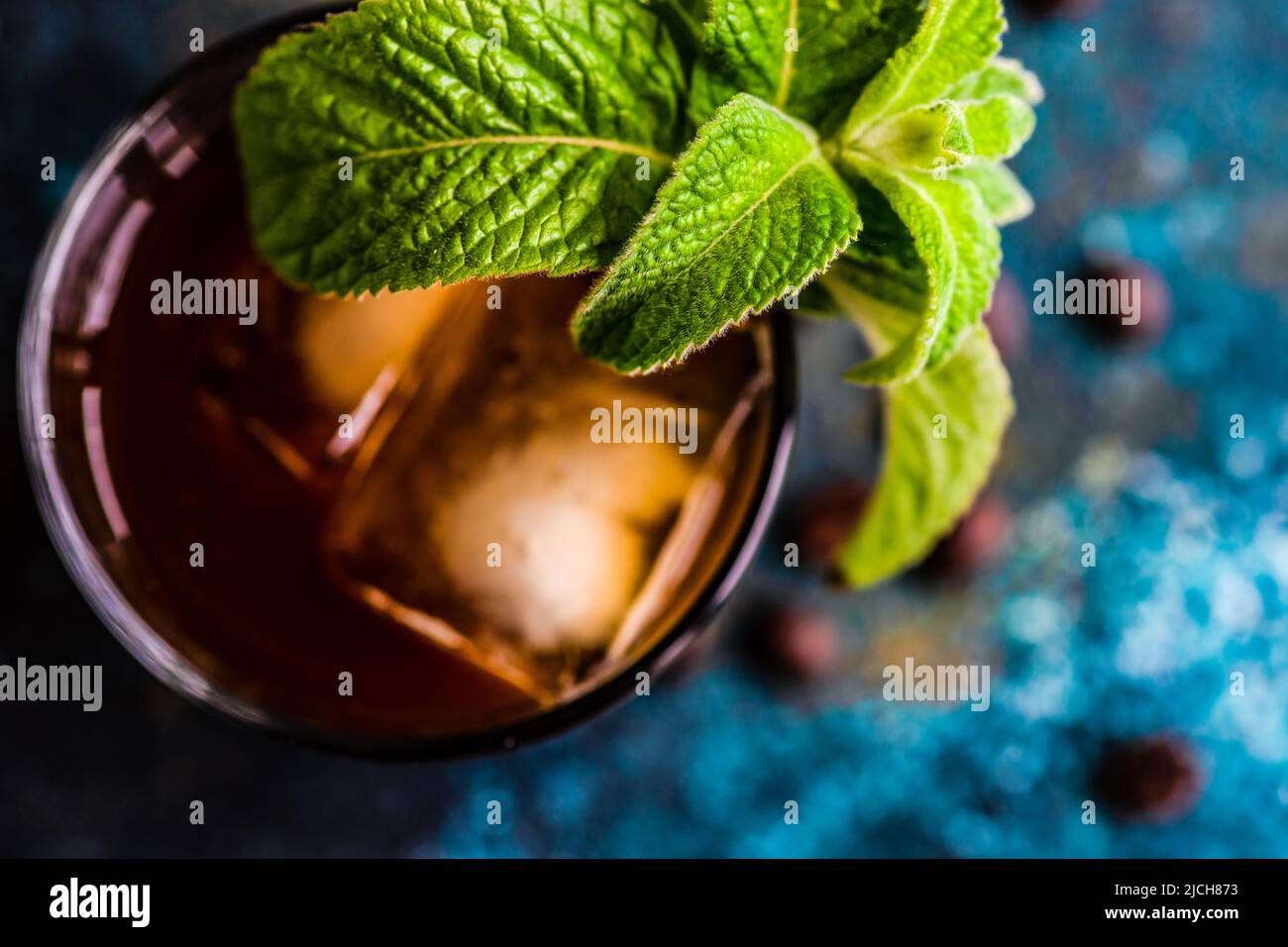 Kaffeecocktail im Glas mit Minze und Eis Stockfoto