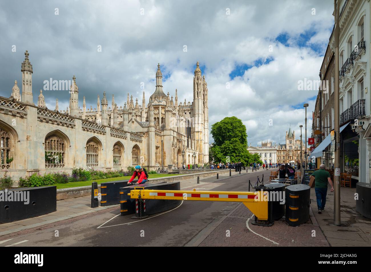 Frühlingsmorgen auf der King's Parade in Cambridge, England. Stockfoto