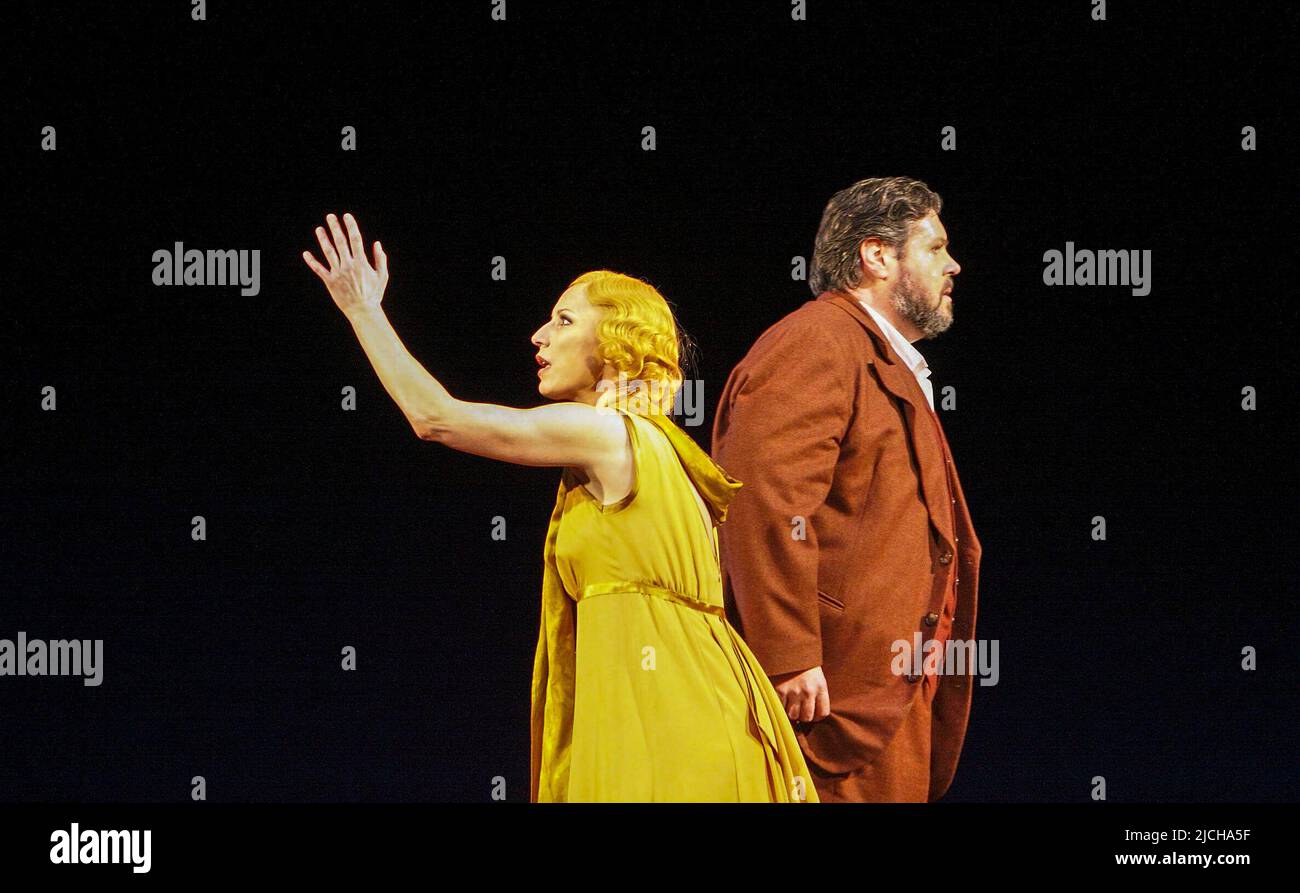 Failing to connect: Nadja Michael (Marietta), Stephen Gould (Paul) in DIE TOTE STADT an der Royal Opera, Covent Garden, London WC2 27/01/2009 Musik: Erich Wolfgang Korngold Libretto: Paul Schott Leitung: Ingo Metzmacher Gestaltung: Wolfgang Gussman Beleuchtung: Wolfgang Gobbel Regie: Willy Decker Stockfoto