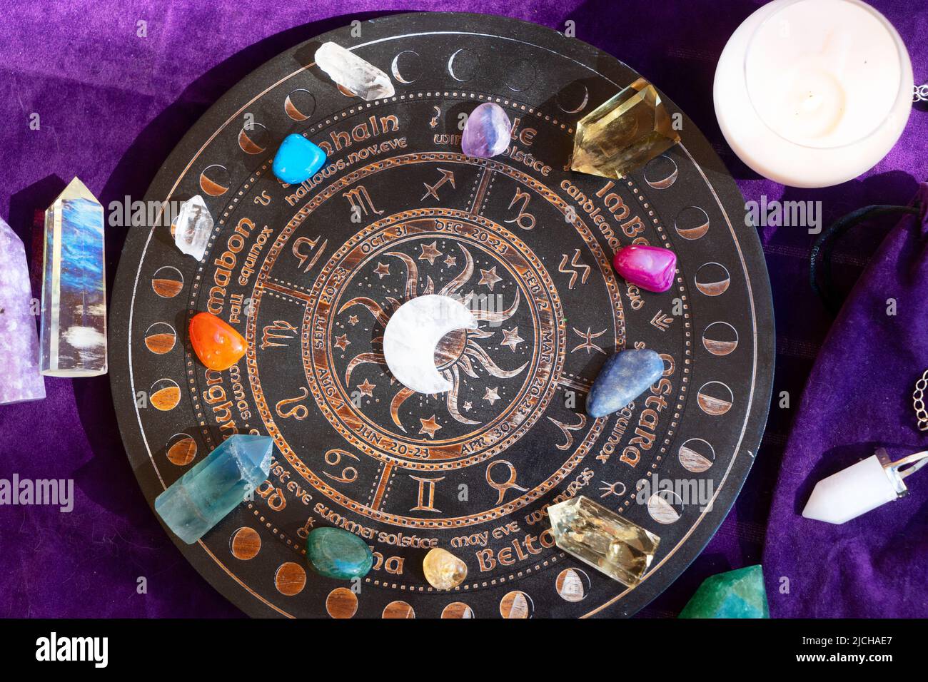 Heilende Kristalle auf braunem Hintergrund Stockfoto