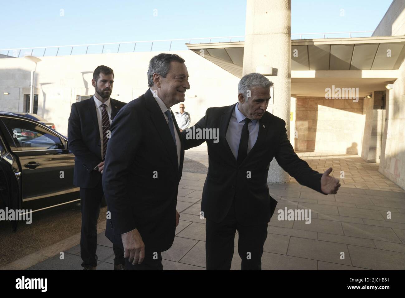 Jerusalem, Israel. 13.. Juni 2022. Der israelische Außenminister Yair Lapid (R) begrüßt mit dem italienischen Premierminister Mario Draghi vor ihrem Treffen in der Knesset, dem israelischen parlament, in Jerusalem am Montag, den 13. Juni, 2022. Pool Foto von Maya Alleruzzo/UPI Kredit: UPI/Alamy Live News Stockfoto