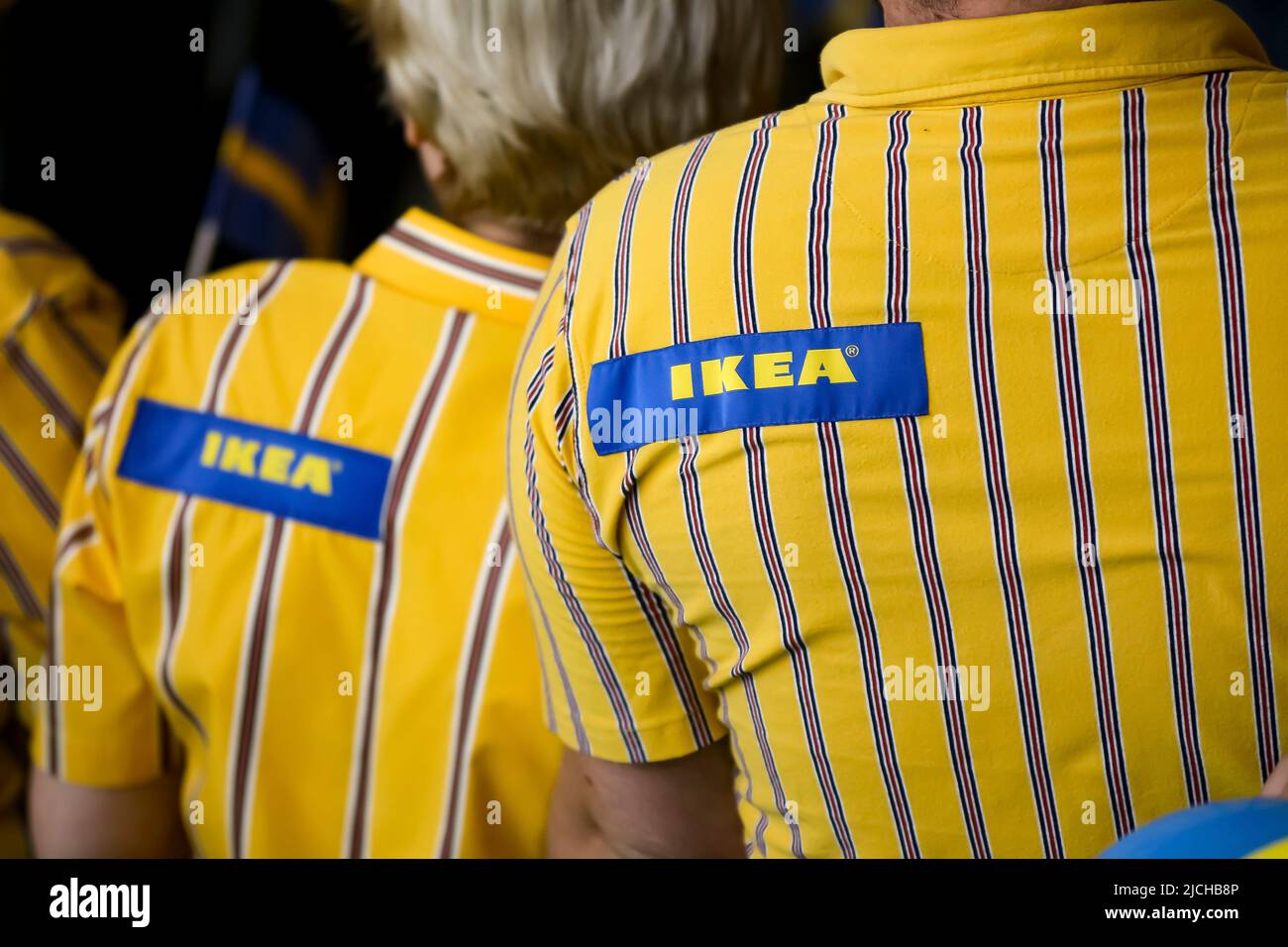 Bukarest, Rumänien - 24. Juni 2019: IKEA-Mitarbeiter in Uniformen warten am Eröffnungstag des IKEA Pallady-Stores, der sich befindet, auf die ersten Käufer Stockfoto