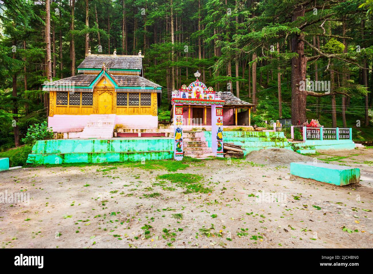 Der Shiva-Tempel ist ein hindutempel im Dorf Kasol im Bundesstaat Himachal Pradesh in Indien Stockfoto
