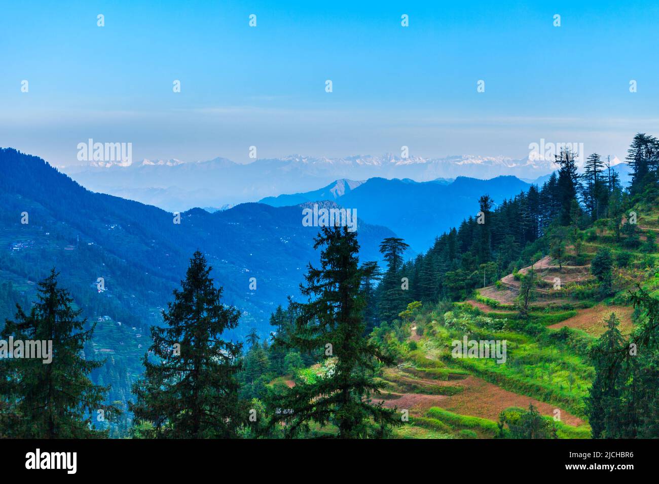 Großer Himalaya oder Größerer Himalaya bei Sonnenaufgang ist er der höchste Gebirgszug, der Bundesstaat Himachal Pradesh in Indien. Blick vom Aussichtspunkt Jalori Pass. Stockfoto