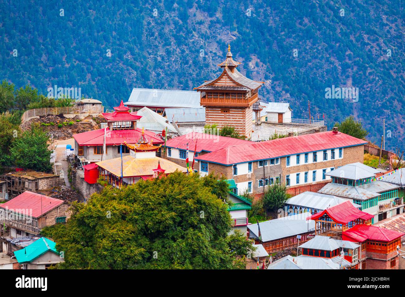 Maa Chandika Devi Ji Kila Temple Panoramablick in Kalpa. Kalpa ist eine Stadt im Sutlej-Flusstal, Himachal Pradesh in Indien Stockfoto