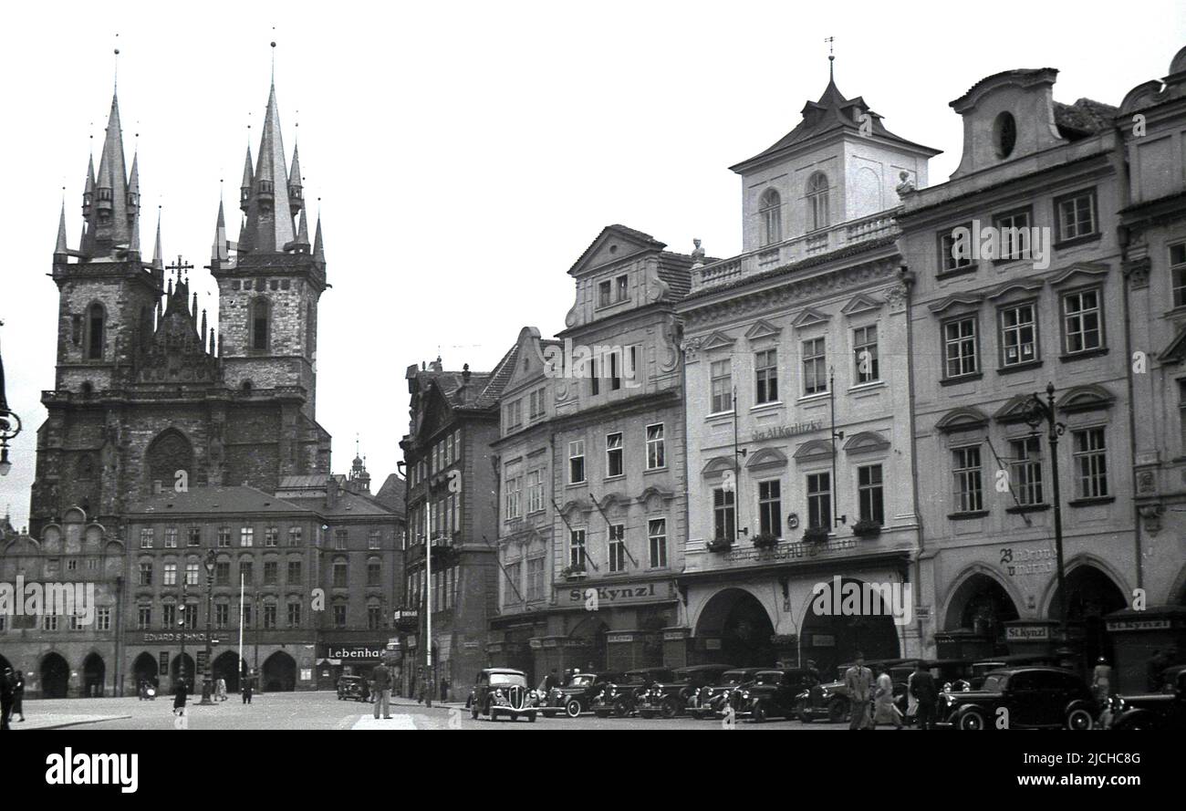 1934, historische Ansicht des Marktplatzes in der Altstadt von Prag, Tschechoslowakei, zeigt Autos der Zeit und Gebäude. Das Bild zeigt die gotische Kirche der Muttergottes vor Tyn aus dem 14.. Jahrhundert, auch bekannt als die Kirche der Gottesmutter vor Tyn, Stockfoto