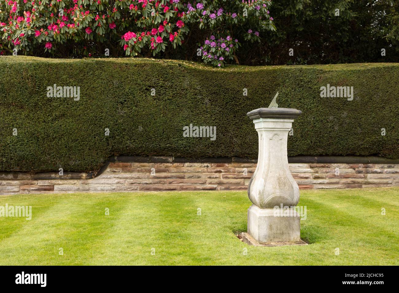 Eine historische viktorianische Sonnenuhr. Eine uralte Methode, die Zeit mit Hilfe des aufrechten Mittelspitzes der Schattenwurf zu erzählen. Stockfoto