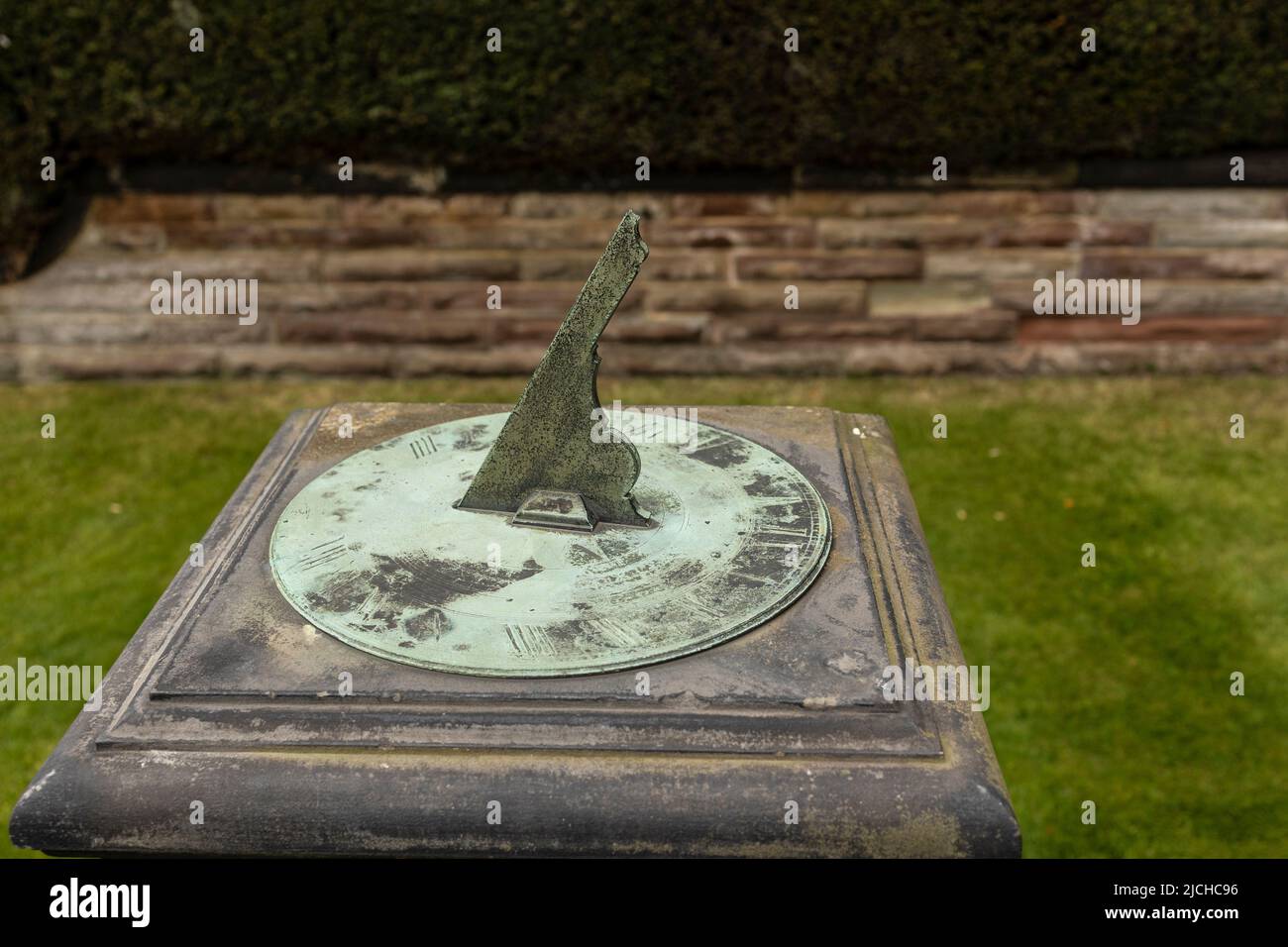 Eine historische viktorianische Sonnenuhr. Eine uralte Methode, die Zeit mit Hilfe des aufrechten Mittelspitzes der Schattenwurf zu erzählen. Stockfoto