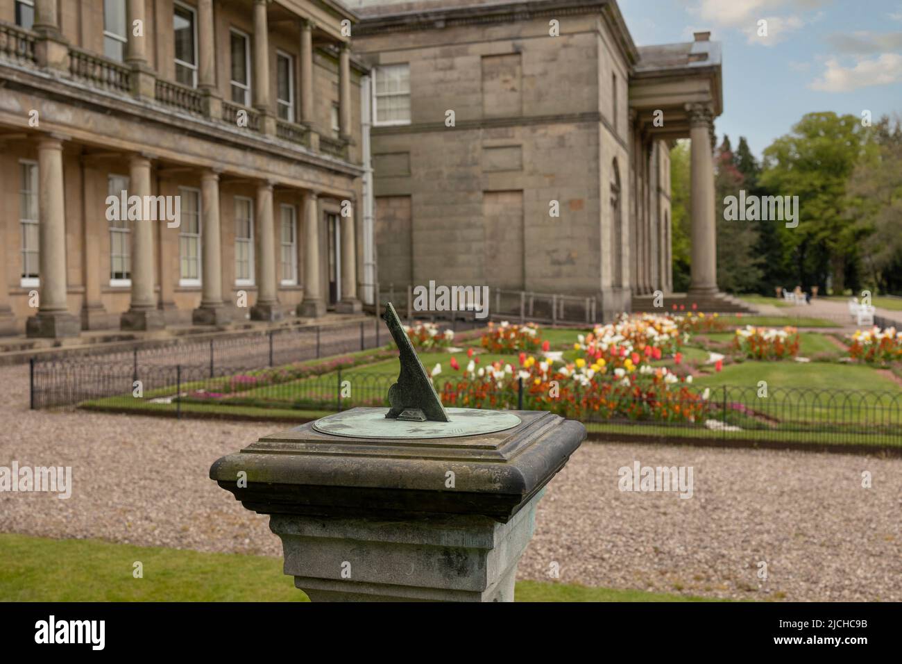 Eine historische viktorianische Sonnenuhr. Eine uralte Methode, die Zeit mit Hilfe des aufrechten Mittelspitzes der Schattenwurf zu erzählen. Stockfoto