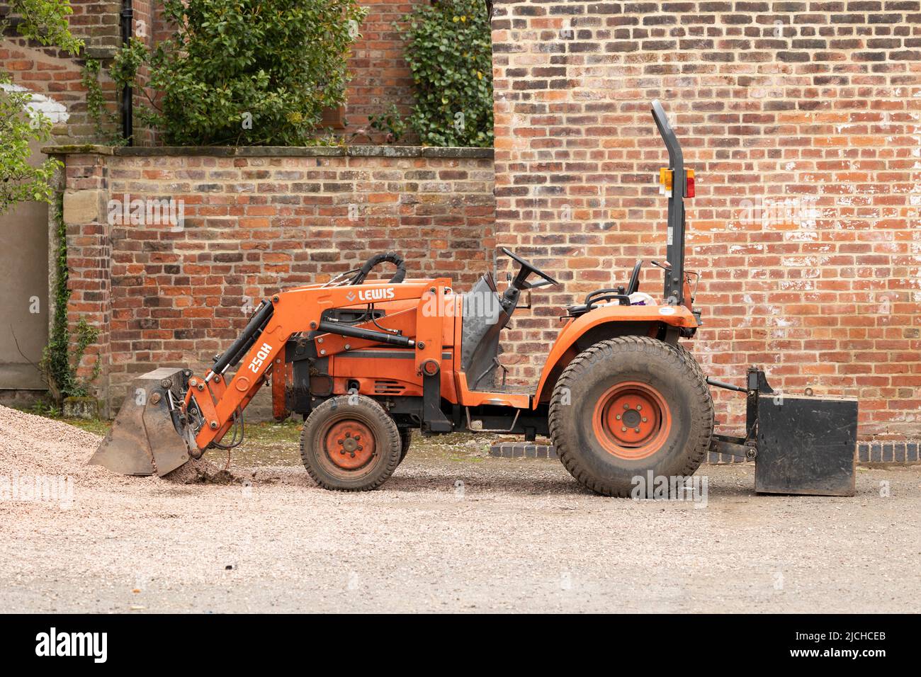 Blick auf einen orangefarbenen Minitraktor Stockfoto