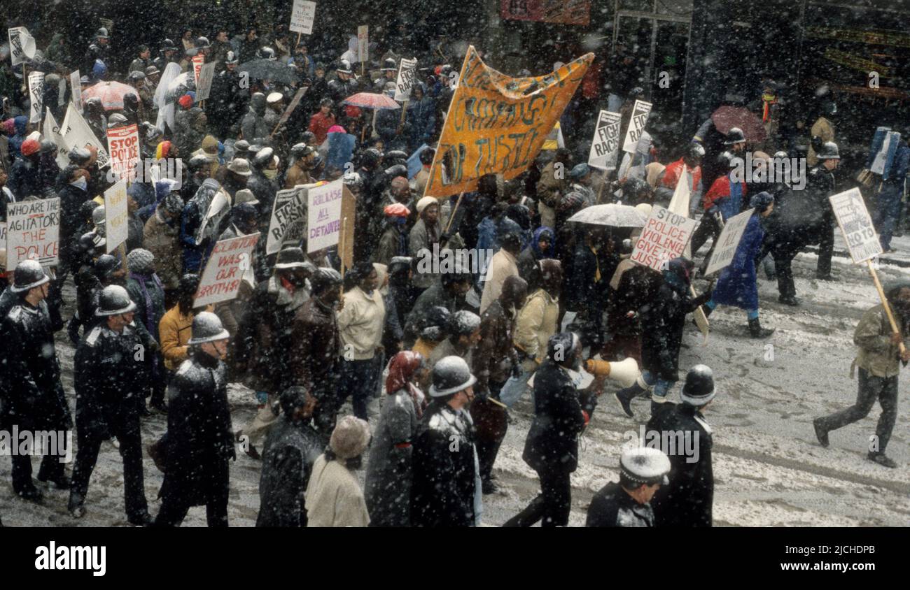 protestmarsch nach dem Tod von Clinton McCurbin, der starb, als er von der Polizei verhaftet wurde. März 7. 1987, Wolverhampton, West Midlands, Großbritannien Stockfoto