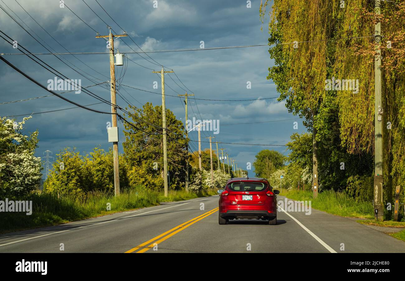 An einem bewölkten Sommertag in British Columbia, Kanada, fahren Autos auf einer Stadtstraße. Reisefoto, selektiver Fokus, Straßenansicht-Mai 29,2022-Delta BC. Stockfoto