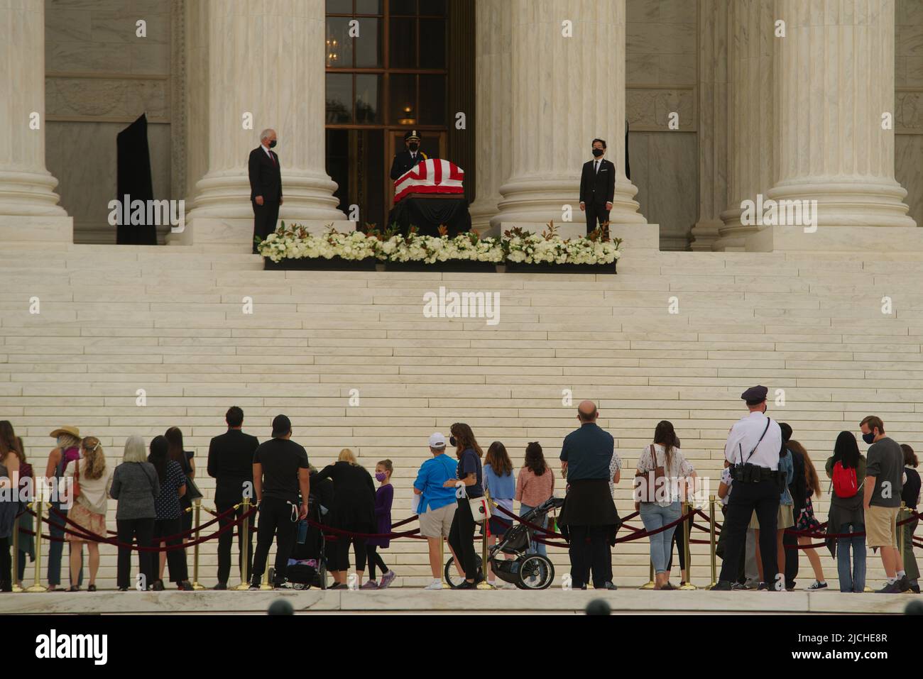 Washington - 24. September 2022: Menschen stehen an, um der Richterin des Obersten Gerichtshofs der USA, Ruth Bader Ginsburg, ihre Achtung zu erweisen, während ihre Schatulle im Staat liegt. Stockfoto