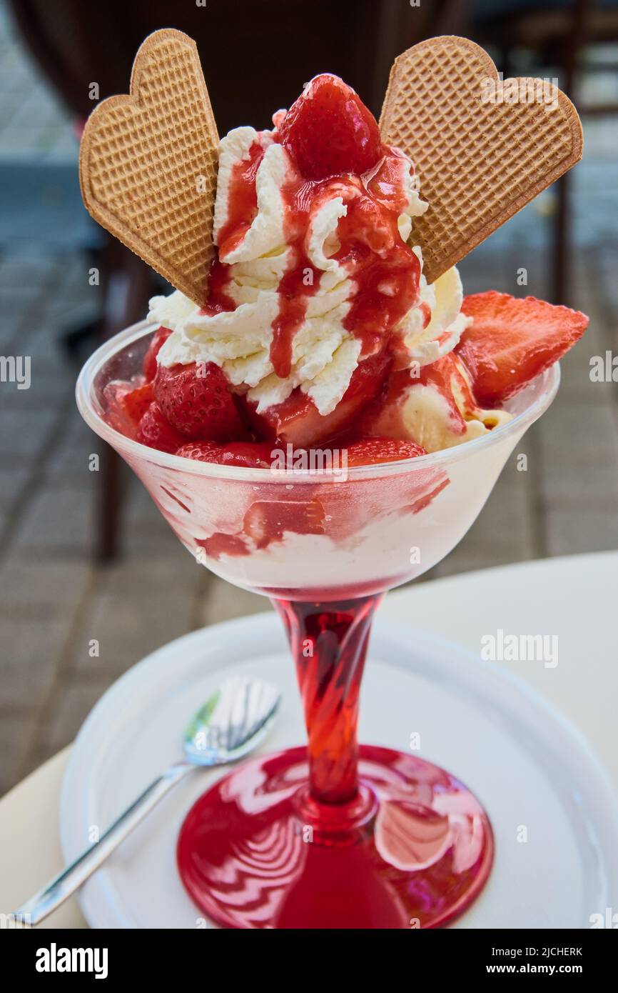Erdbeerbecher in einer deutschen Eisdiele Stockfoto