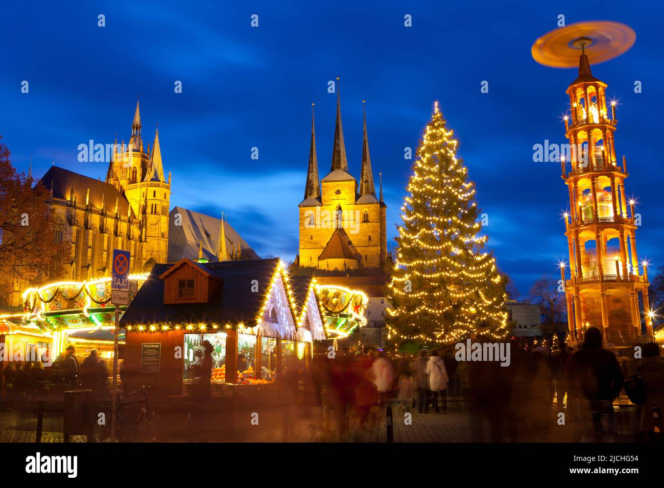 Weihnachtsmarkt mit Mariendom und Severuskirche im Hintergrund, Erfurt, Thüringen, Deutschland Stockfoto