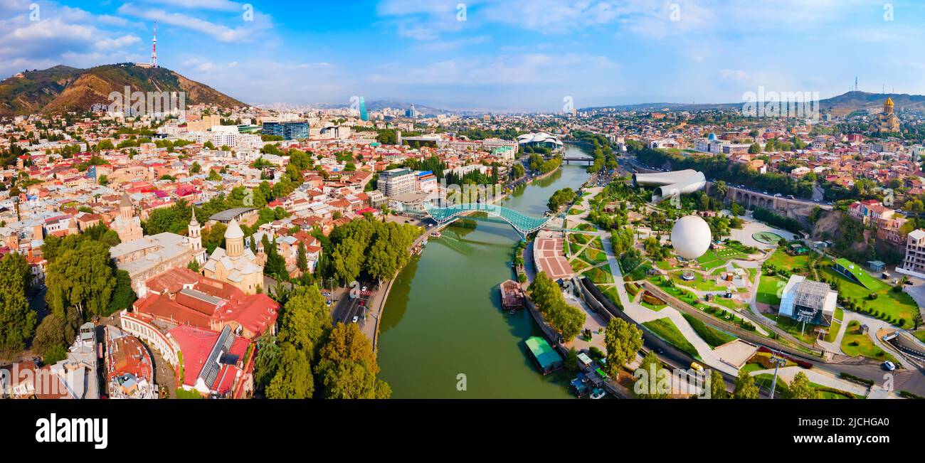 Tiflis Altstadt Luftpanorama. Tiflis ist die Hauptstadt und größte Stadt Georgiens, die am Ufer des Flusses Kura liegt. Stockfoto