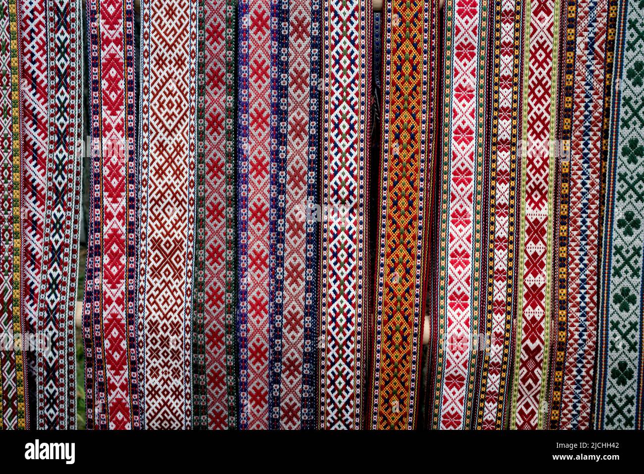 Verschiedene bunte lettische Nationalgürtel werden im Ethnographischen Freilichtmuseum von Lettland, Riga, Lettland, ausgestellt Stockfoto